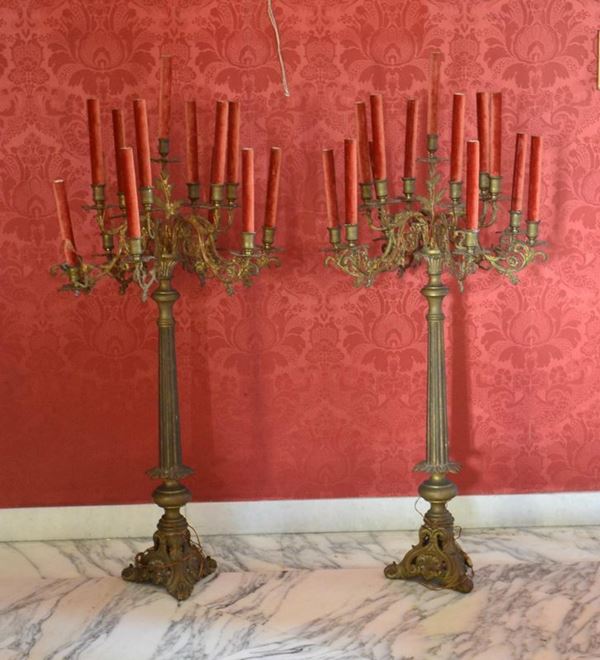Coppia di candelieri, Francia, inizi sec XX, in bronzo lavorato,