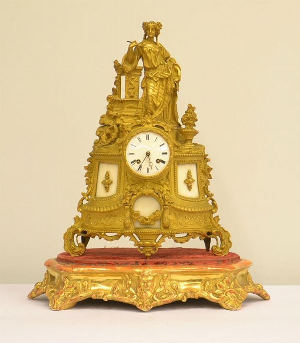 Orologio da tavolo, Francia, sec. XIX, in bronzo lavorato a motivi  - Asta DECORAZIONE D'INTERNI - Poggio Bracciolini Casa d'Aste