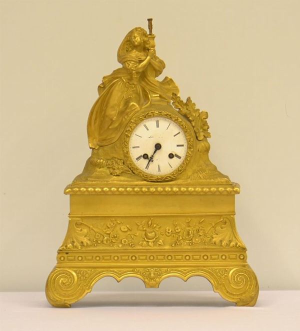 Orologio da tavolo, Francia, sec. XIX, in metallo dorato  - Asta DECORAZIONE D'INTERNI - Poggio Bracciolini Casa d'Aste