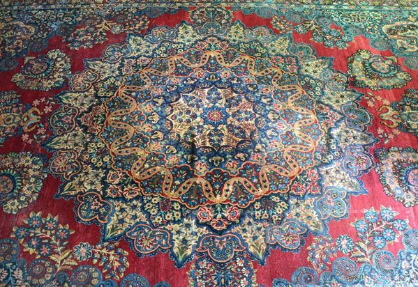 Tappeto persiano, inizi sec. XX, fondo rosso e  - Asta DECORAZIONE D'INTERNI - Poggio Bracciolini Casa d'Aste