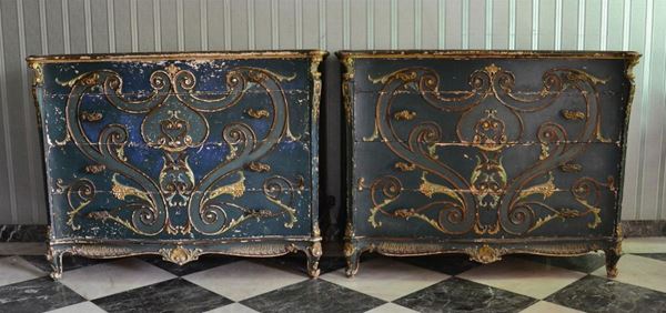 Coppia di cassettoni, inizi sec. XX, in legno laccato con