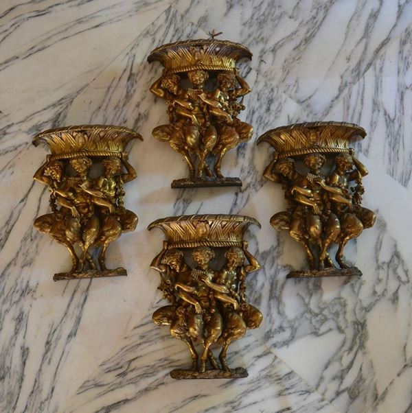 Quattro applique, sec. XX, in bronzo modellato  - Asta DECORAZIONE D'INTERNI - Poggio Bracciolini Casa d'Aste