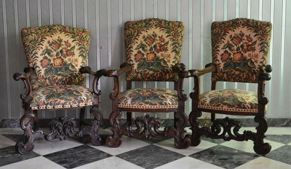 Tre poltrone, in stile 700, in noce intagliato,  - Asta DECORAZIONE D'INTERNI - Poggio Bracciolini Casa d'Aste