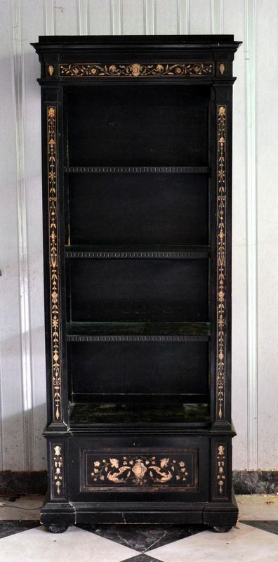Etagere, sec. XIX, in legno intarsiato, quattro ripiani