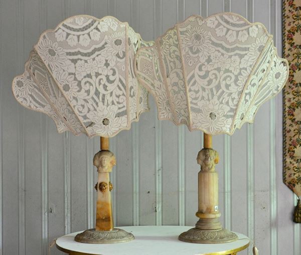 Coppia di lumi, sec. XIX, in alabastro con figure a rilievo,