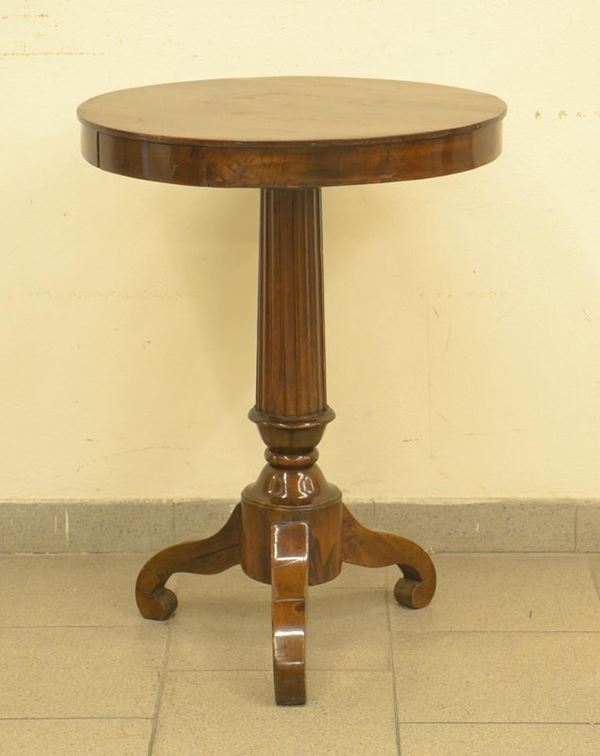 Tavolino, Toscana, sec. XIX, in noce circolare,  - Asta DECORAZIONE D'INTERNI - Poggio Bracciolini Casa d'Aste
