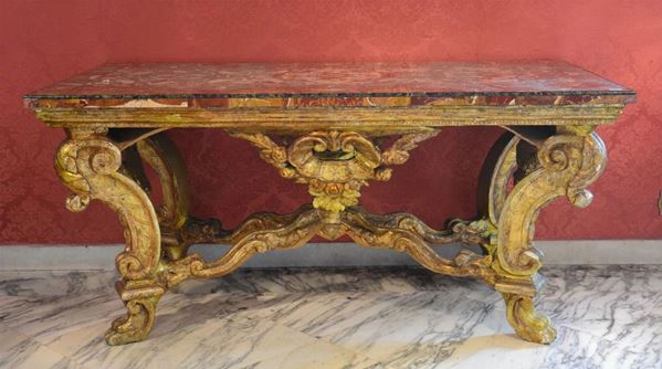 Tavolo, in stile 700, base in legno dorato e intagliato,