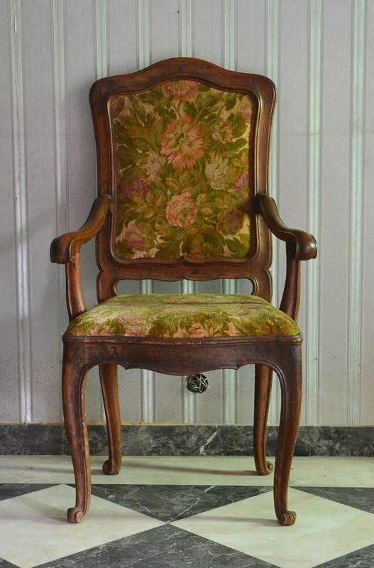 Poltrona, sec. XVIII, in noce, braccioli sagomati,  - Asta DECORAZIONE D'INTERNI - Poggio Bracciolini Casa d'Aste