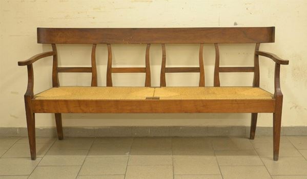 Divano, Toscana, sec. XIX, in noce sagomato,  - Asta DECORAZIONE D'INTERNI - Poggio Bracciolini Casa d'Aste
