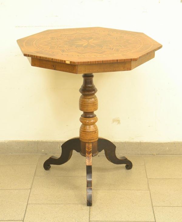 Tavolino, Emilia, sec. XIX, in noce intarsiato in vari legni,  - Asta DECORAZIONE D'INTERNI - Poggio Bracciolini Casa d'Aste