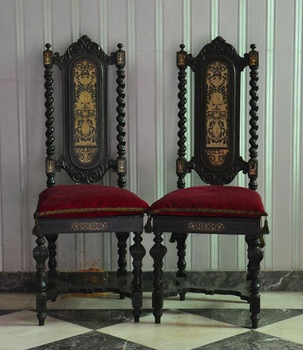 Coppia di sedie, sec. XIX, in legno ebanizzato e  - Asta DECORAZIONE D'INTERNI - Poggio Bracciolini Casa d'Aste
