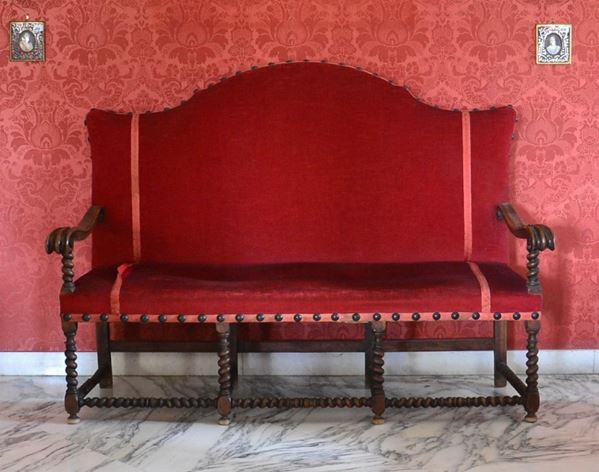 Divano, in stile 600, in noce, braccioli ricurvi, gambe tornite,