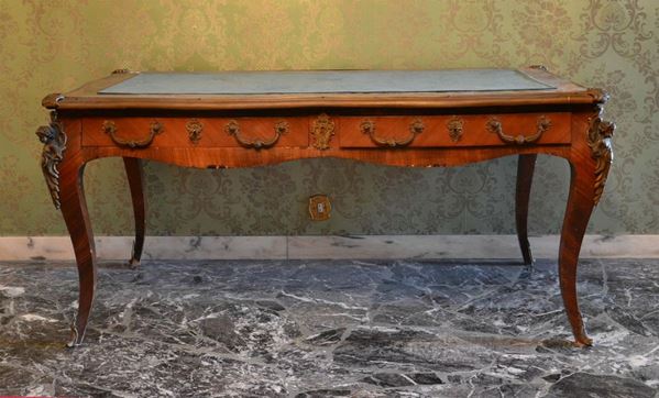 Scrivania da centro, in stile 700, inizi sec. XX, in noce,