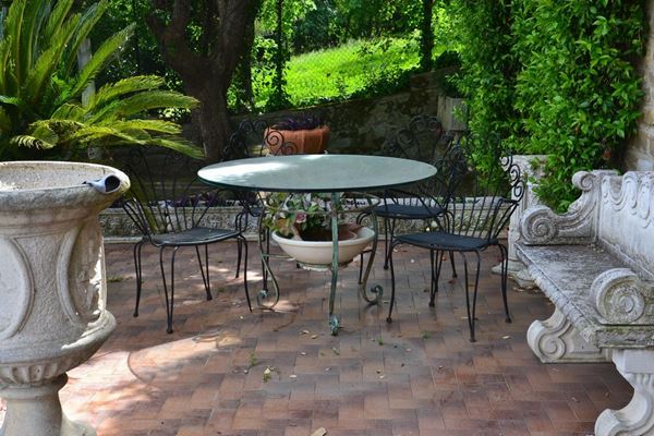Tavolo da giardino e quattro sedie, in ferro e