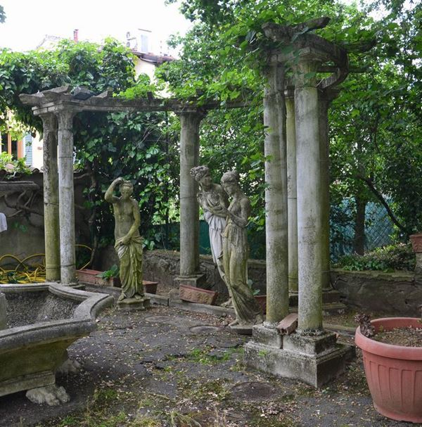 Tre statue da esterno, inizi sec. XX, in pietra, raffiguranti