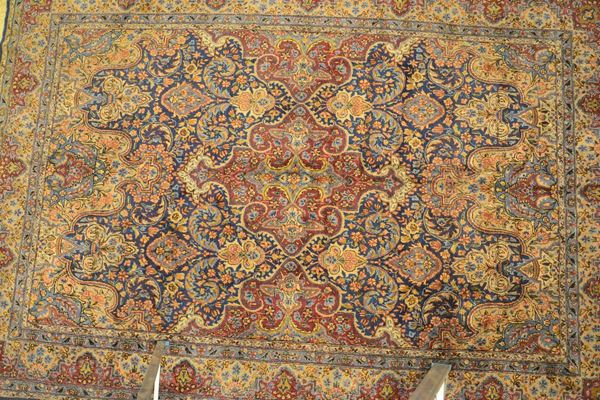 Tappeto Kirman, inizi sec. XX, fondo  - Asta DECORAZIONE D'INTERNI - Poggio Bracciolini Casa d'Aste