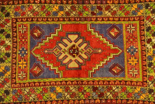 Tappeto turco, inizi sec. XX, fondo  - Asta DECORAZIONE D'INTERNI - Poggio Bracciolini Casa d'Aste