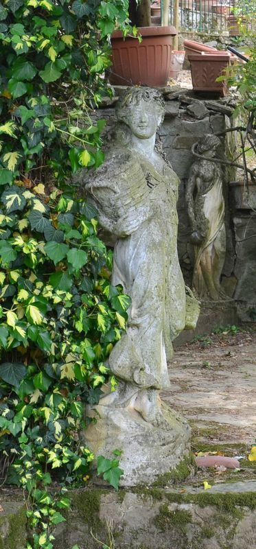 Due statue da esterno, inizi sec. XX, in pietra,  - Asta DECORAZIONE D'INTERNI - Poggio Bracciolini Casa d'Aste