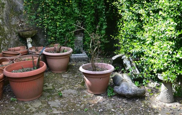 Lotto composto da scultura, due sgabelli, fontana e altorilievo,