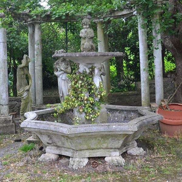 Grande fontana con vasca, inizi sec. XX, in pietra vicentina e cemento,