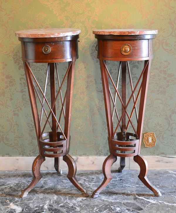 Coppia di gheridon, in stile 700, in noce, un cassetto,