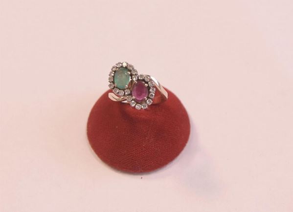 ANELLO IN ORO ROSA, ORO BIANCO, RUBINO, SMERALDO E DIAMANTI&nbsp;&nbsp;&nbsp;&nbsp;&nbsp;&nbsp;&nbsp;&nbsp;&nbsp;&nbsp;&nbsp;&nbsp;&nbsp;&nbsp;&nbsp;