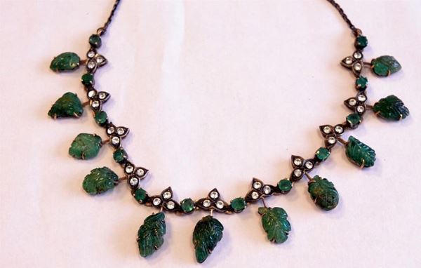 COLLANA IN ARGENTO, ORO&nbsp; A BASSO TITOLO, SMERALDI E PASTE VITREE