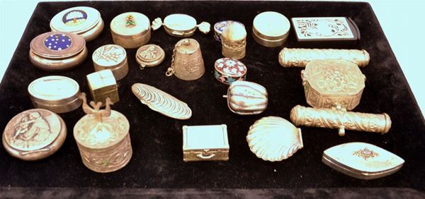 GRUPPO DI VENTIDUE, TRA PORTAPILLOLE, E SCATOLINE&nbsp;&nbsp;&nbsp;&nbsp;&nbsp;&nbsp;&nbsp;&nbsp;&nbsp;&nbsp;&nbsp;&nbsp;&nbsp;&nbsp;&nbsp;&nbsp;&nbsp;&nbsp;&nbsp;&nbsp;&nbsp;&nbsp;&nbsp;&nbsp;&nbsp;  - Asta GIOIELLI, ARREDI, DIPINTI E OGGETTI D'ARTE - Poggio Bracciolini Casa d'Aste