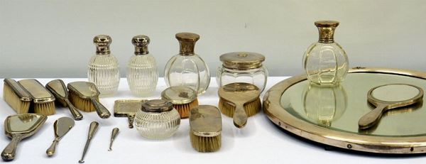 DUE SERVITI DA TOILETTE , SEC. XX  - Asta GIOIELLI, ARREDI, DIPINTI E OGGETTI D'ARTE - Poggio Bracciolini Casa d'Aste