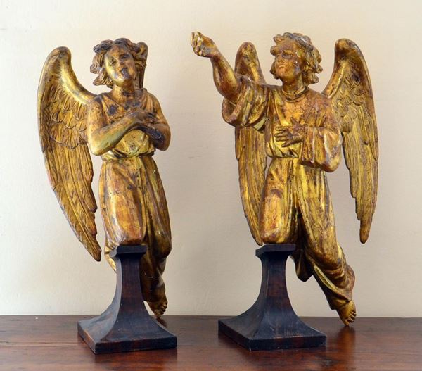 Coppia di sculture, sec. XVIII, in legno dorato,