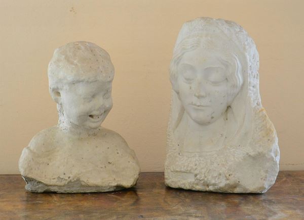 Due sculture, sec. XIX, in marmo, raffiguranti busti femminili,