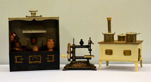 Set da bambola, inizi sec. XX, composto da due cucine con