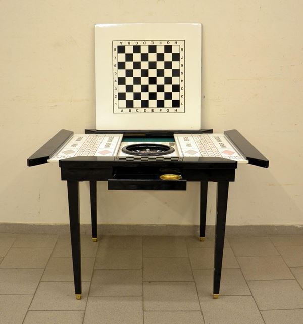 Tavolo da gioco, sec. XX, in legno laccato con