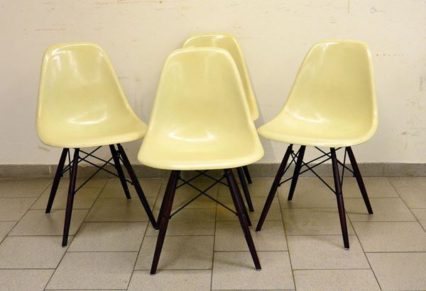 Quattro sedie, anni 70, design Charles Eames,  - Asta GIOIELLI, ARREDI, DIPINTI E OGGETTI D'ARTE - Poggio Bracciolini Casa d'Aste