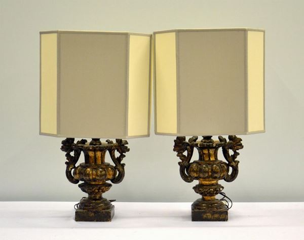 Coppia di perettoni, sec. XVIII, in legno laccato e intagliato,