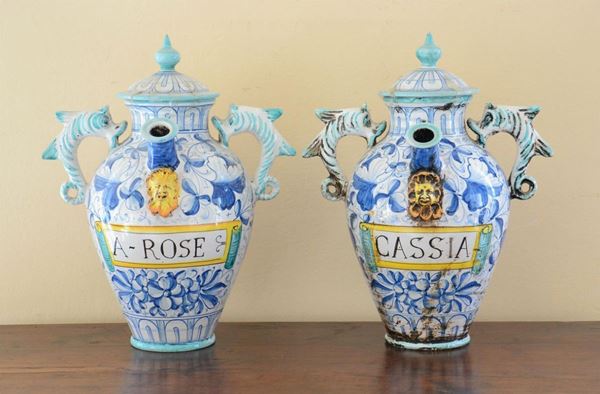 Coppia di versatoi, in stile 700,