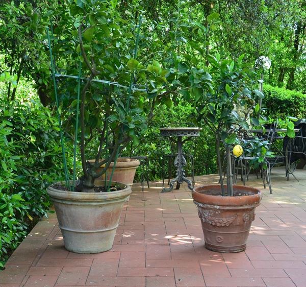 Tavolino e tre sedie, in ghisa,