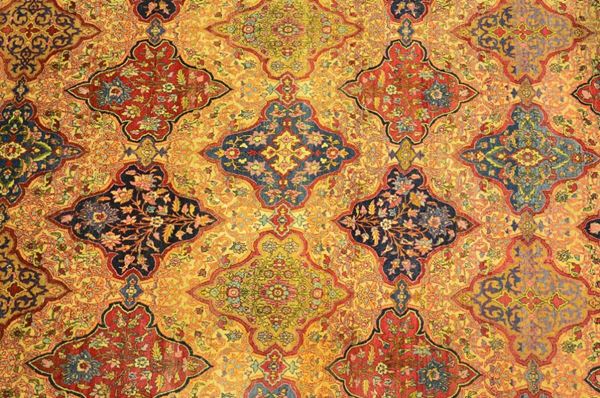 Tappeto persiano, inizi sec. XX, fondo avana con  - Asta GIOIELLI, ARREDI, DIPINTI E OGGETTI D'ARTE - Poggio Bracciolini Casa d'Aste