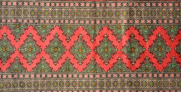Tappeto Kashmir, fondo rosa a motivo  - Asta GIOIELLI, ARREDI, DIPINTI E OGGETTI D'ARTE - Poggio Bracciolini Casa d'Aste