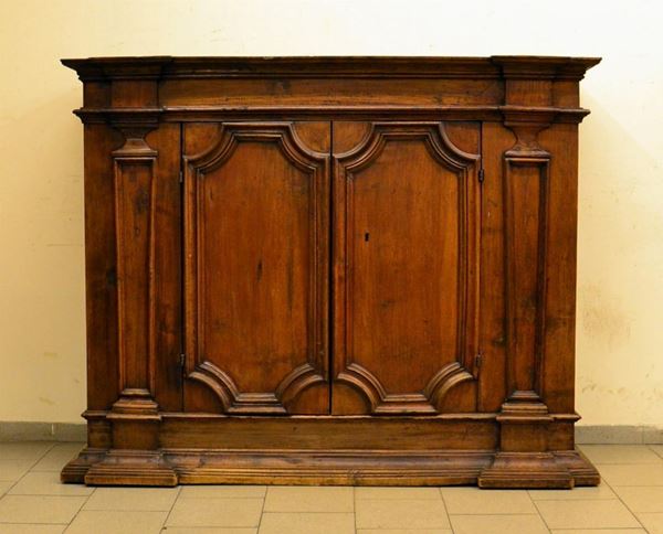 Credenza, in stile 700, in noce, due sportelli sformellati,