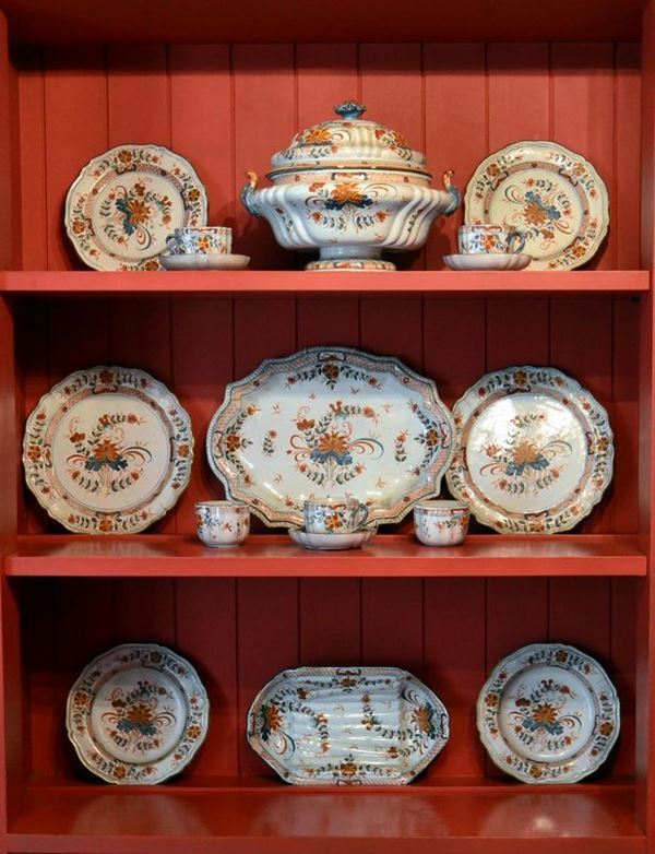 Servito di piatti, in stile 700, in maiolica, manifattura Faenza,