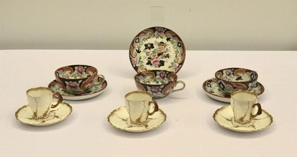 OTTO TAZZE DA TE' E UNDICI PIATTINI , INIZI SEC. XX  - Asta GIOIELLI, ARREDI, DIPINTI E OGGETTI D'ARTE - Poggio Bracciolini Casa d'Aste