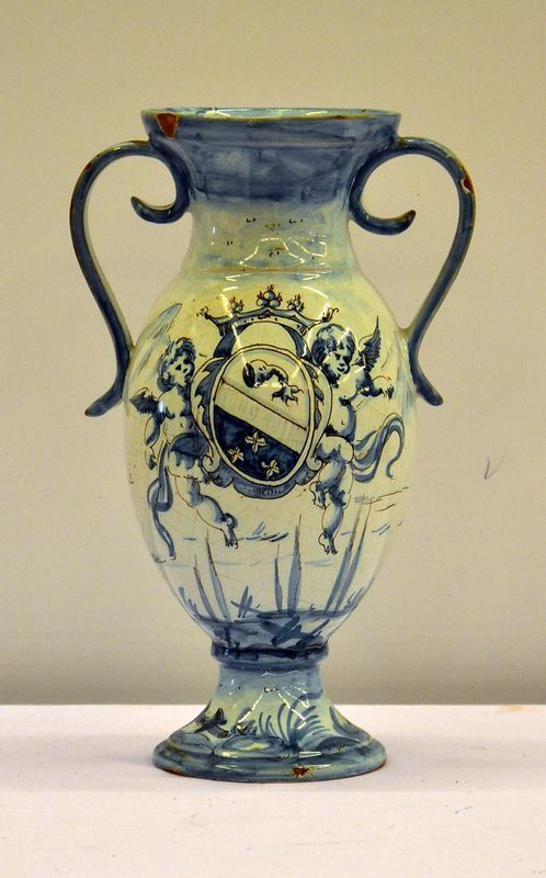 Vaso, sec. XX, manifattura Cantagalli, in maiolica decorata