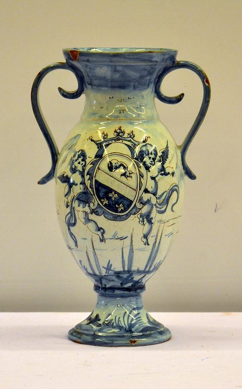 Vaso, sec. XX, manifattura Cantagalli, in maiolica decorata