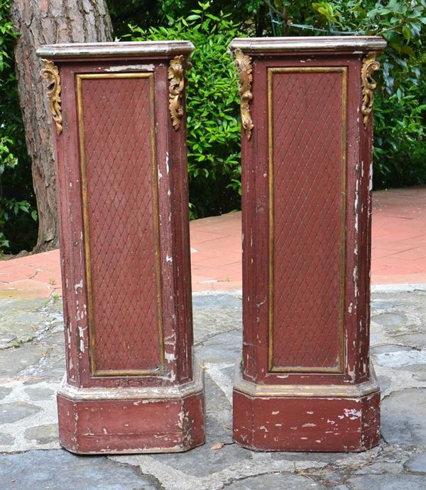 Coppia di colonne, sec. XIX, in legno laccato,