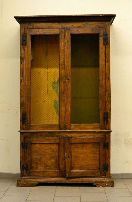 Credenza doppio corpo, in pioppo, sec. XIX, quattro sportelli