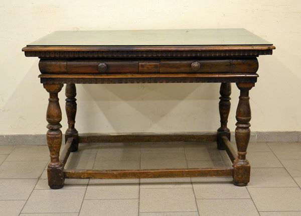 Tavolo scrittoio, Italia settentrionale, sec. XVII, in noce,