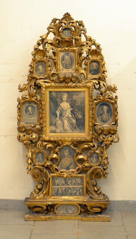 Cornice, sec. XIX, in legno dorato e intagliato con dieci porta foto e