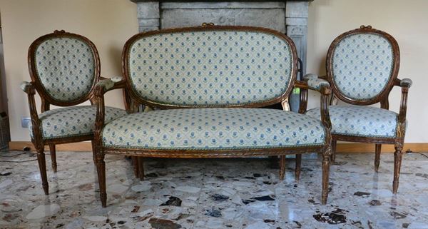 Divano e coppia di poltroncine, in stile 700, in legno dorato a mecca e
