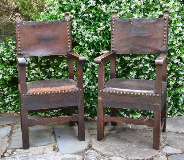 Coppia di poltrone, sec. XVIII, in noce, seduta e  - Asta GIOIELLI, ARREDI, DIPINTI E OGGETTI D'ARTE - Poggio Bracciolini Casa d'Aste